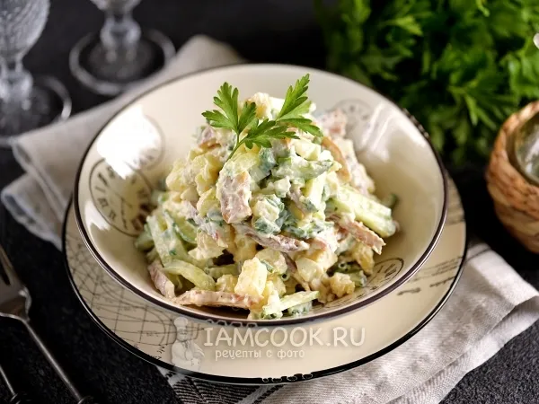 Фото блюда: Салат из копченых ушек с картофелем и свежим огурцом