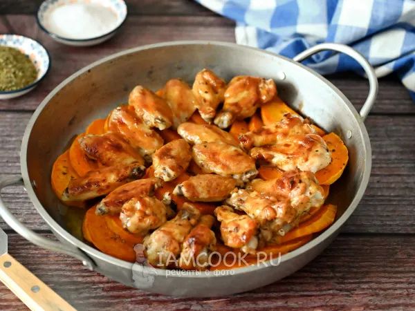 Фото готового блюда: Крылышки с тыквой в духовке