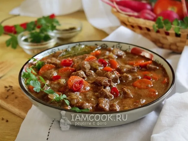 Фото готового блюда: Пряный гуляш из говядины на сковороде