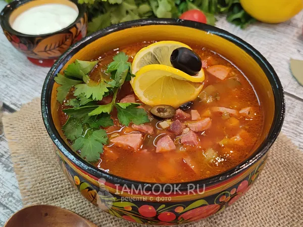 Фото блюда: Сборная солянка с колбасой и маслинами