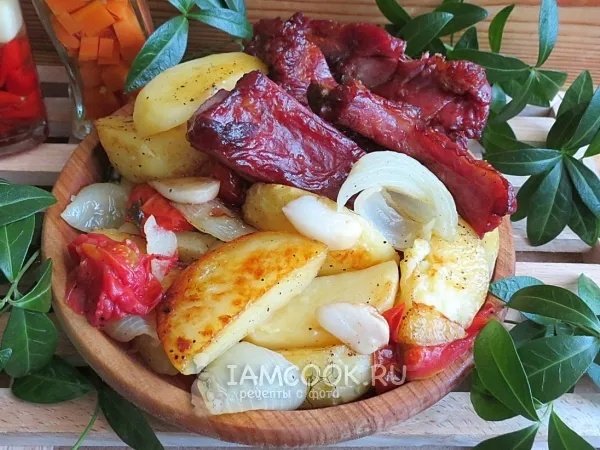 Фото готового блюда: Картошка с копчеными ребрышками в духовке