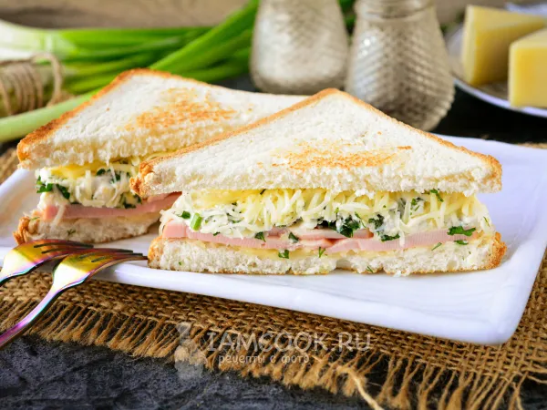 Фото готового блюда: Сэндвич с яйцом, колбасой и сыром на сковороде