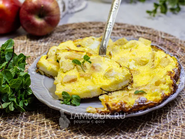 Фото блюда: Омлет с яблоком на сковороде