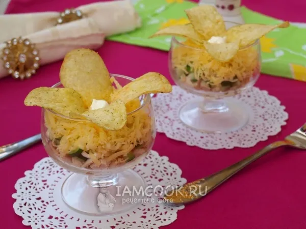 Фото блюда: Салат «Орхидея» с чипсами и корейской морковью