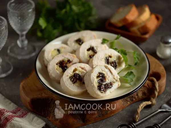 Фото готового блюда: Куриный рулет с черносливом и сыром