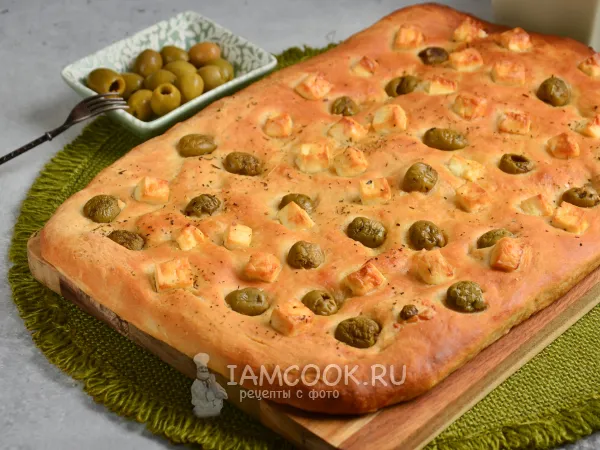 Фото готового блюда: Фокачча с сыром и оливками
