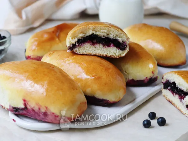 Фото готового блюда: Пирожки с черникой (в духовке, на дрожжах и кефире)