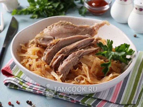 Фото готового блюда: Голень индейки с капустой в духовке