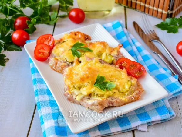 Фото готового блюда: Мясо по-французски с солеными огурцами