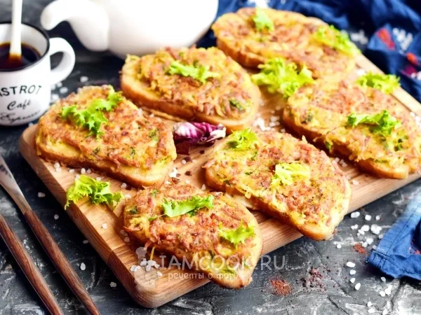 Фото готового блюда: Гренки с тертым картофелем и сардельками