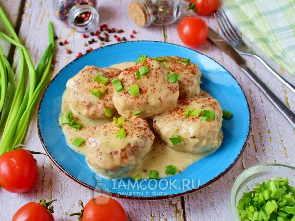 Фото готового блюда: Куриные тефтели в сливочном соусе на сковороде