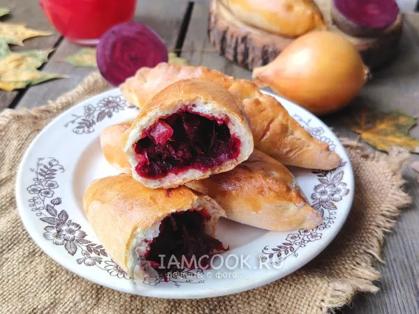 Фото готового блюда: Пирожки со свеклой в духовке