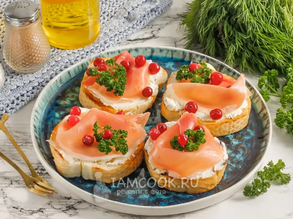 Фото готового блюда: Брускетта с беконом и творожным сыром