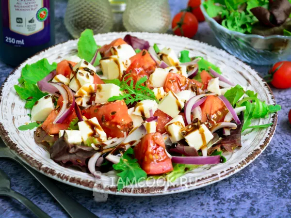 Фото готового блюда: Салат из помидоров с моцареллой и бальзамическим уксусом