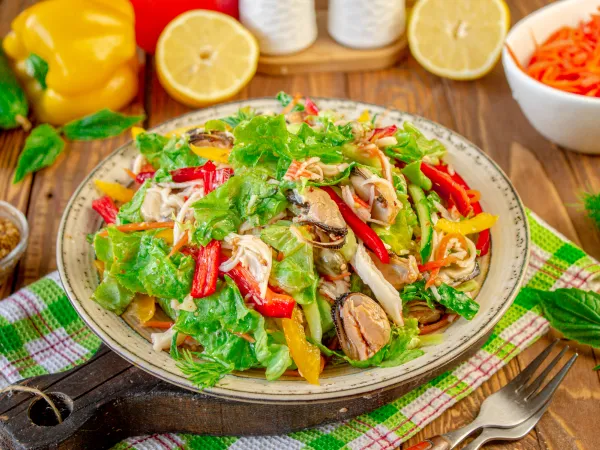 Фото готового блюда: Салат с мидиями и крабовыми палочками