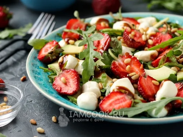 Фото готового блюда: Салат с клубникой, авокадо и моцареллой