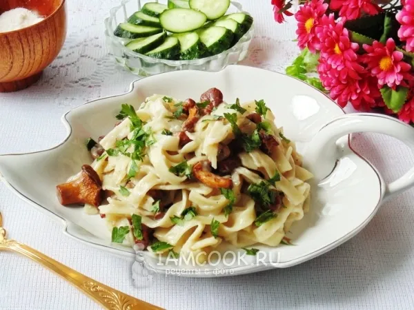 Фото блюда: Лапша с грибами в сливочном соусе