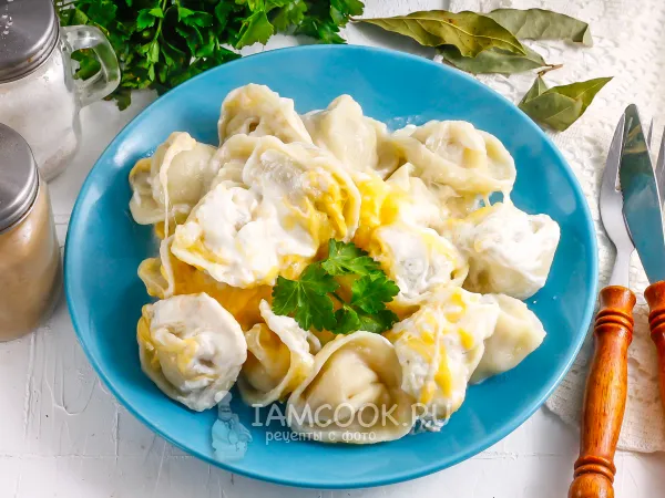 Фото блюда: Пельмени с сыром и сметаной в горшочках в духовке