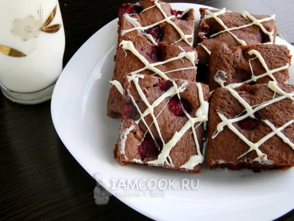 Фото готового блюда: Шоколадный пирог с вишней