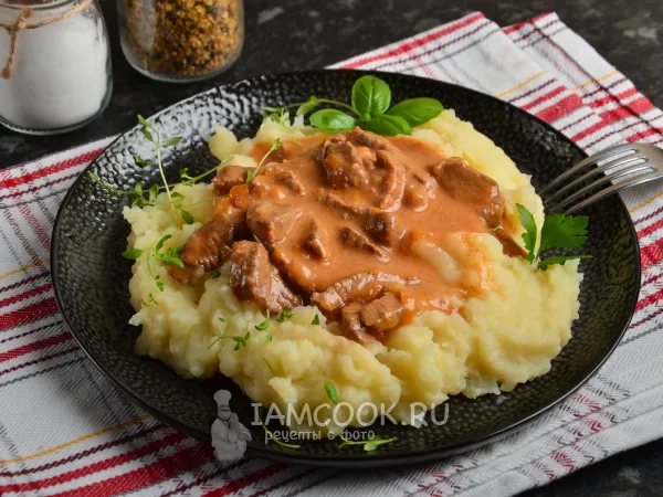 Фото готового блюда: Картофельное пюре с гуляшом из говядины