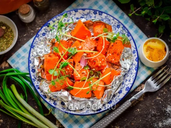 Фото готового блюда: Тыква в фольге в духовке с травами и чесноком