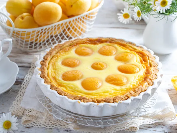 Фото блюда: Песочный пирог с абрикосами и сметанной заливкой