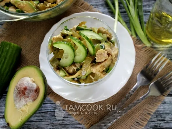 Фото блюда: Салат с индейкой, авокадо и огурцами