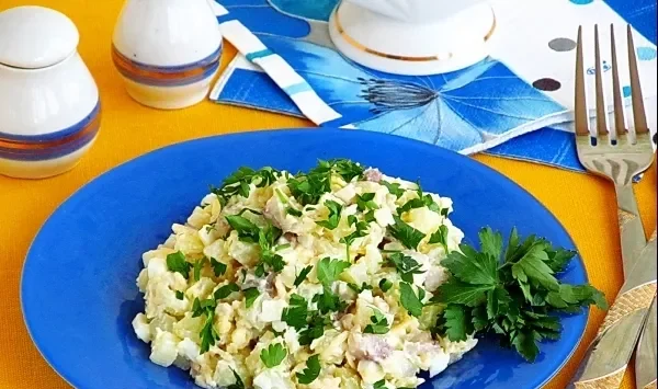 Фото блюда: Салат из сельди с картофелем, сыром и яйцами