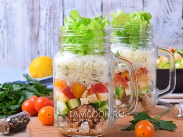 Фото блюда: Салат в банке с кускусом, жареной курицей и овощами (с собой)