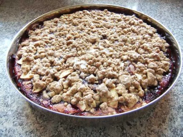 Фото готового блюда: Дрожжевой пирог с яблоком, корицей и штрейзелем