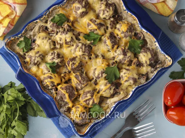 Фото готового блюда: Картофель с грибами и фрикадельками в духовке