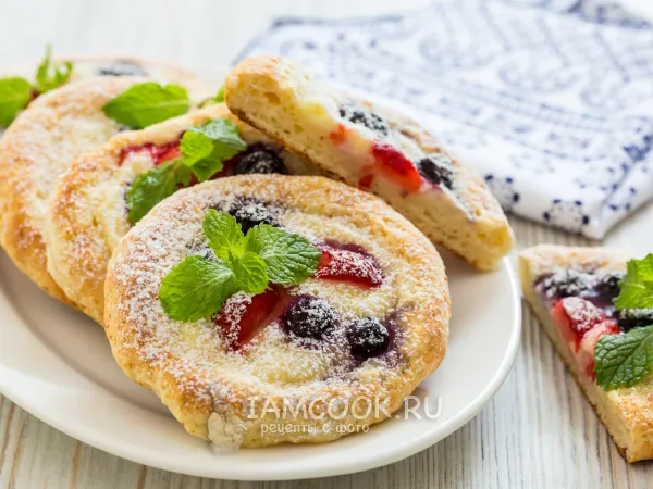 Фото готового блюда: Ватрушки из творожного теста с ягодами