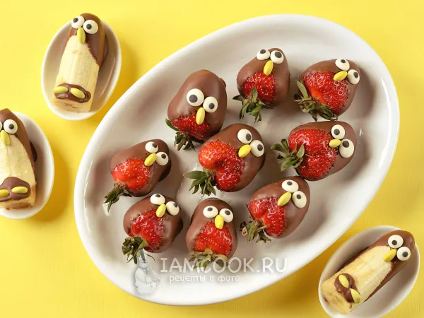 Фото готового блюда: Клубника и бананы в шоколаде «Смешные Птицы»