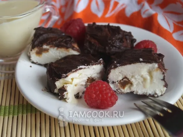 Фото готового блюда: Сырки со сгущенкой в шоколадной глазури