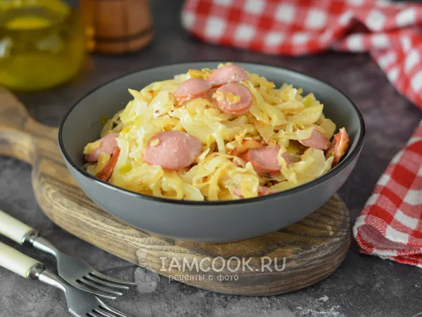 Фото блюда: Тушеная капуста с сосисками и сметаной