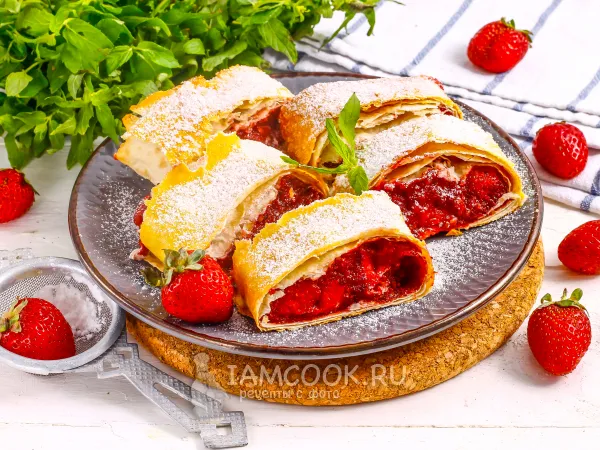 Фото готового блюда: Штрудель из лаваша с клубникой