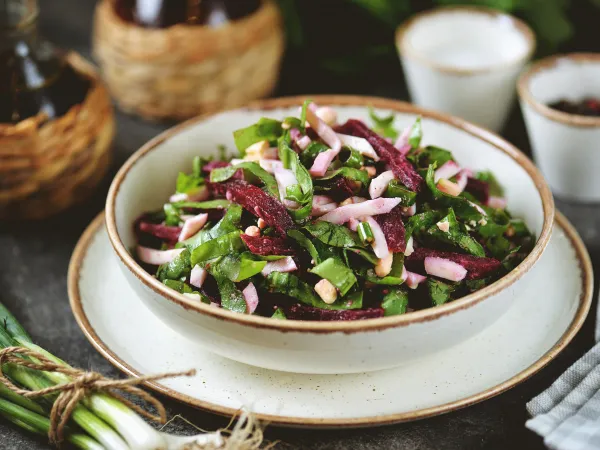 Фото готового блюда: Салат из свеклы со щавелем и яйцом