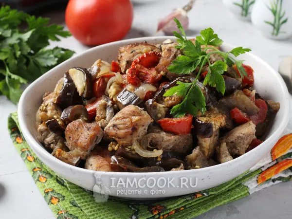 Фото готового блюда: Индейка с баклажанами и помидорами в духовке