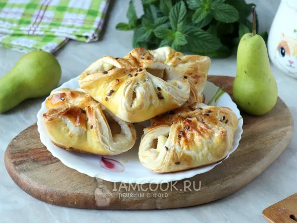 Фото готового блюда: Слойки с грушей (из слоеного теста)
