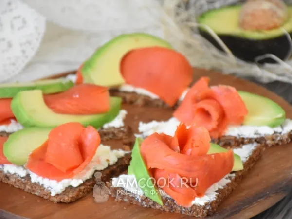 Фото готового блюда: Тартинки с копченым лососем и авокадо