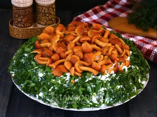 Фото готового блюда: Салат «Лесная полянка» с опятами