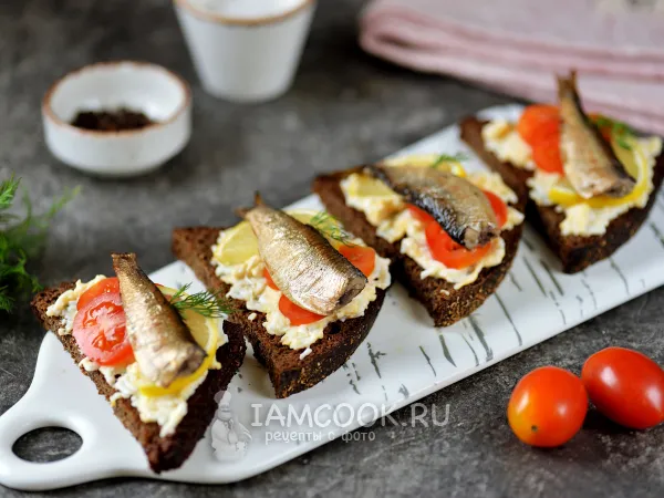 Фото блюда: Бутерброды со шпротами, яйцом и помидором