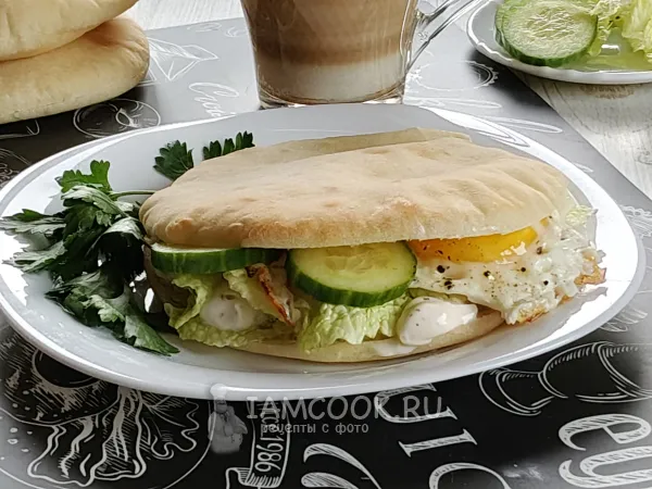 Фото готового блюда: Пита с яйцом