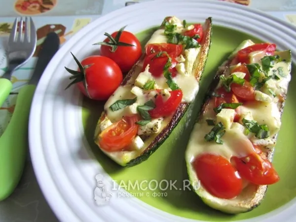 Фото готового блюда: Цукини запеченные с моцареллой и черри