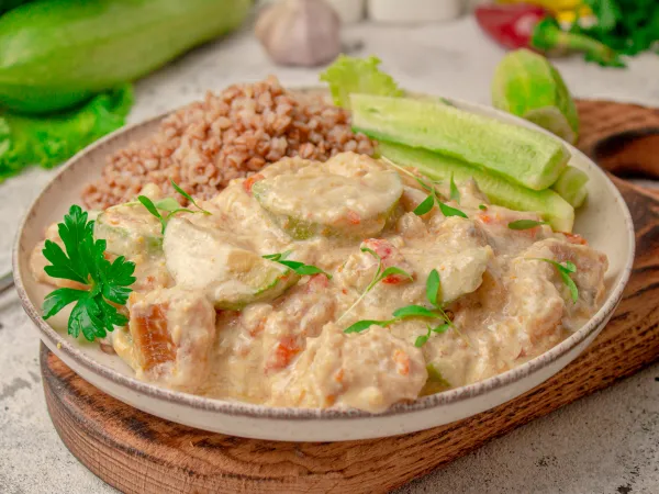 Фото блюда: Рыба (филе минтая) с кабачком на сковороде