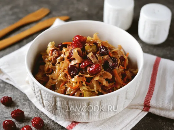 Фото готового блюда: Тушеная капуста с клюквой