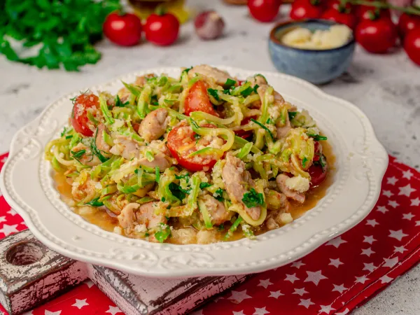 Фото блюда: Спагетти из кабачков с курицей