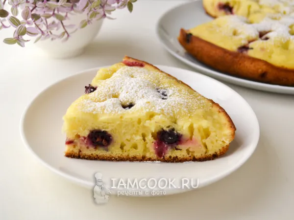 Фото блюда: Пирог с ягодами на кефире на сковороде