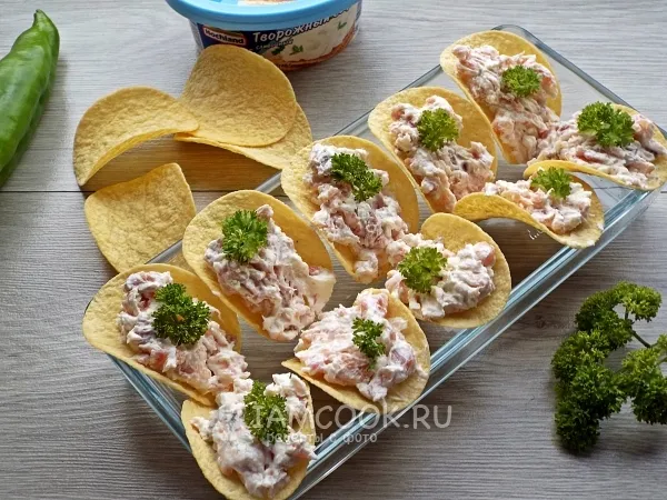 Фото блюда: Закуска на чипсах с малосольной рыбой и сливочным сыром