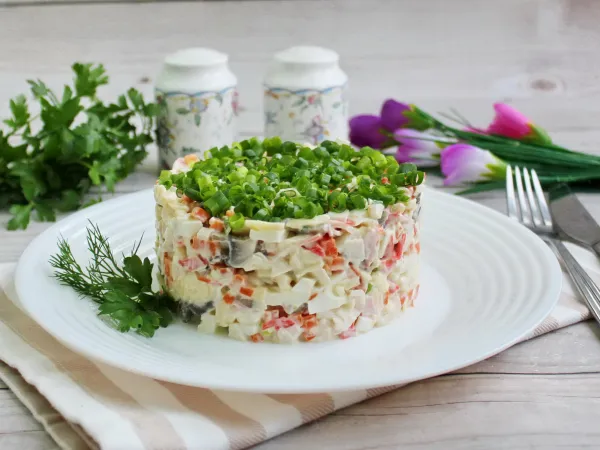 Фото блюда: Салат с крабовыми палочками, грибами и сыром
